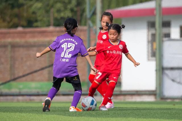 詹姆斯连4场三双浓眉40+12 湖人险胜马刺4连胜